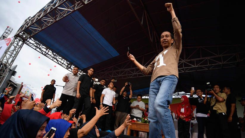 Jokowi dan Ribuan Pendukung Ikuti Jalan Sehat Bersama di Lampung - Bagian 3