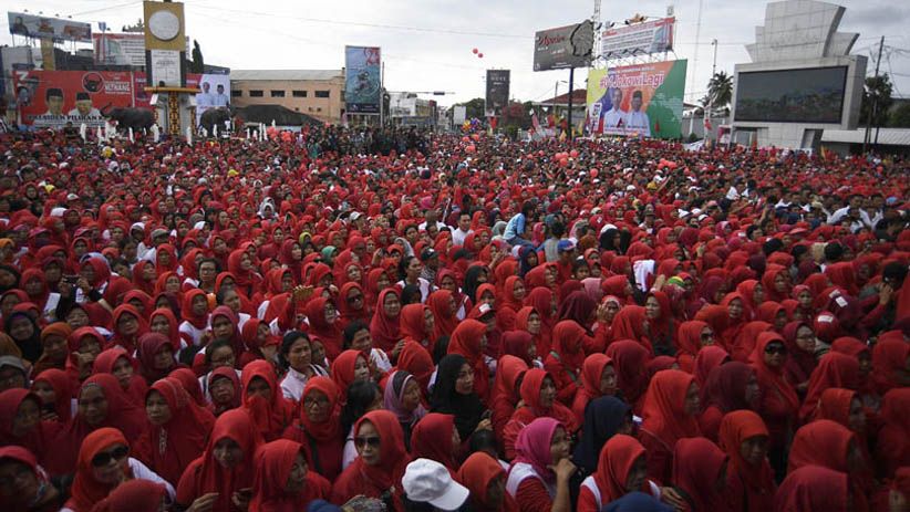 Jokowi dan Ribuan Pendukung Ikuti Jalan Sehat Bersama di Lampung - Bagian 5