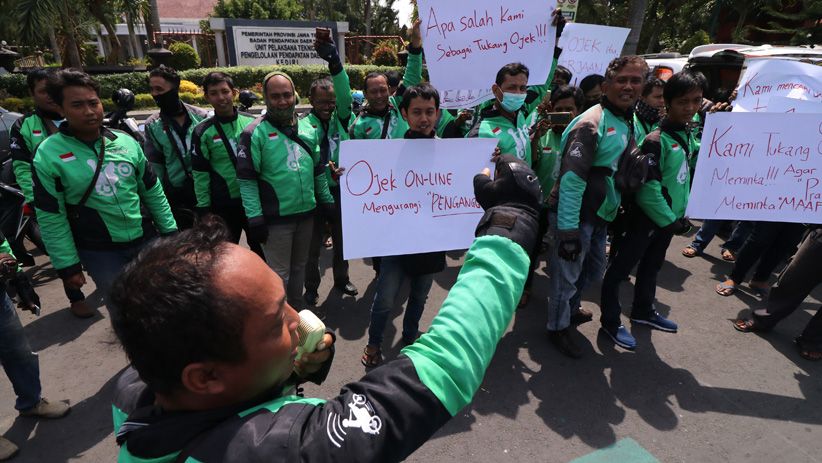 Protes Pernyataan Prabowo, Ratusan Driver Ojek Online Gelar Unjuk Rasa - Bagian 2