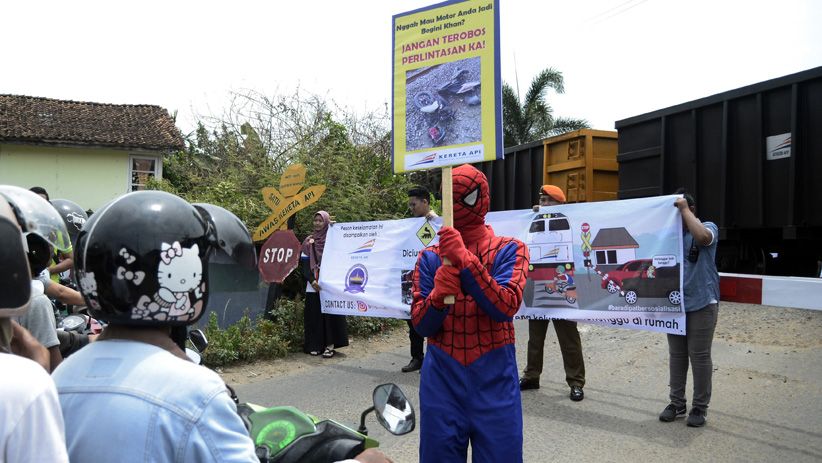 Spiderman dan Mickey Mouse Bantu Sosialisasi Keselamatan Kereta Api