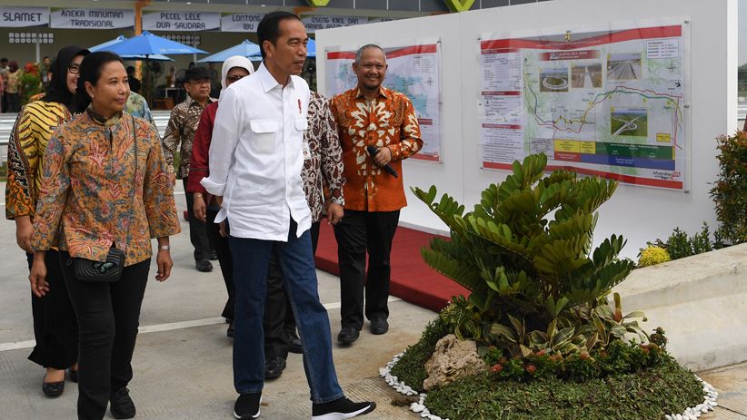 Usai Resmikan Tol Sragen-Ngawi, Jokowi Seruput Kopi di Rest Area KM 538 - Bagian 2