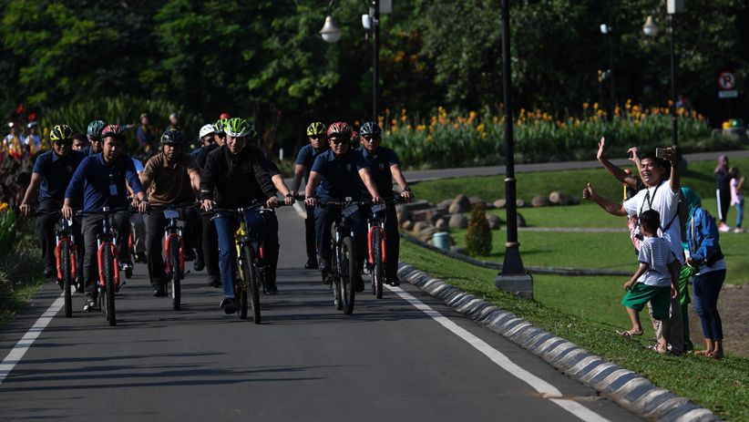 Jokowi Naik Sepeda ke Lokasi Penyambungan Instalasi Listrik Gratis di Bogor - Bagian 3