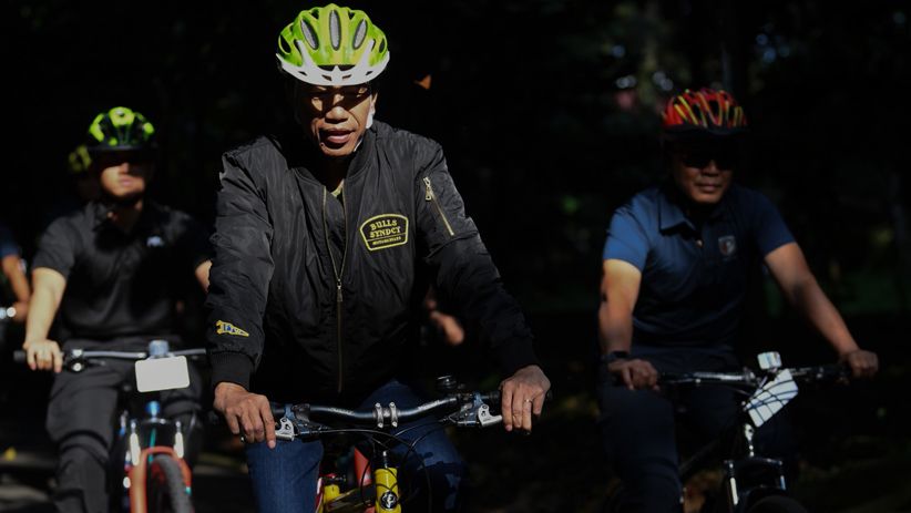 Jokowi Naik Sepeda ke Lokasi Penyambungan Instalasi Listrik Gratis di Bogor - Bagian 4
