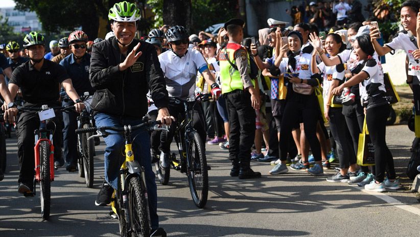 Jokowi Naik Sepeda ke Lokasi Penyambungan Instalasi Listrik Gratis di Bogor - Bagian 2