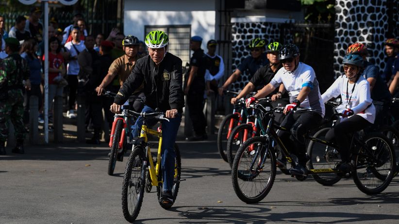 Jokowi Naik Sepeda ke Lokasi Penyambungan Instalasi Listrik Gratis di Bogor - Bagian 1