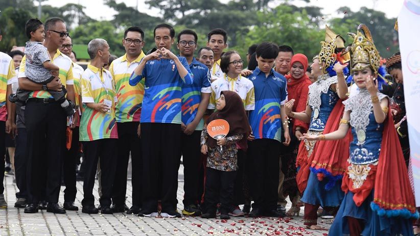Momen Jokowi Gendong Adul, Bocah Penyandang Disabilitas Asal Sukabumi - Bagian 5
