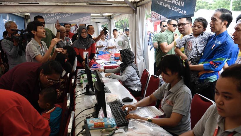 Momen Jokowi Gendong Adul, Bocah Penyandang Disabilitas Asal Sukabumi - Bagian 4