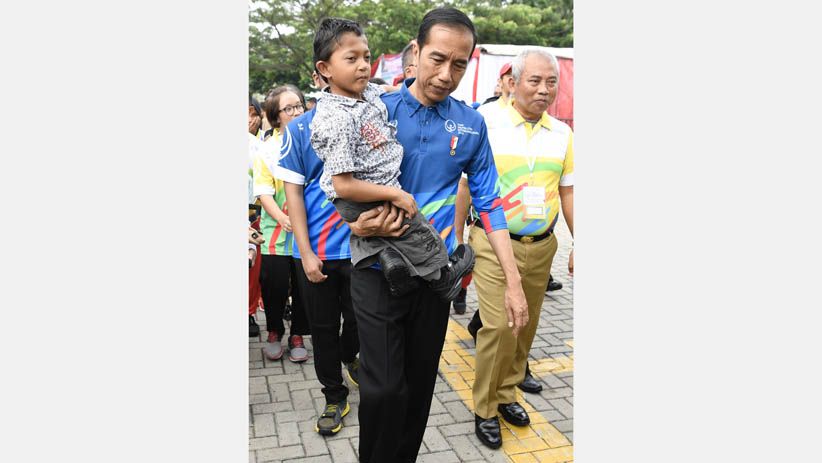 Momen Jokowi Gendong Adul, Bocah Penyandang Disabilitas Asal Sukabumi - Bagian 3