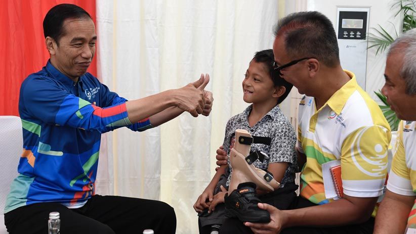 Momen Jokowi Gendong Adul, Bocah Penyandang Disabilitas Asal Sukabumi - Bagian 2