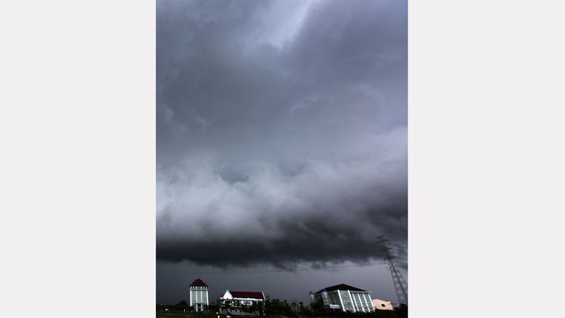 Awan Hitam Selimuti Kota Makassar, Waspada Dampak Cuaca Buruk