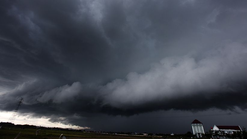 Awan Hitam Selimuti Kota Makassar, Waspada Dampak Cuaca Buruk