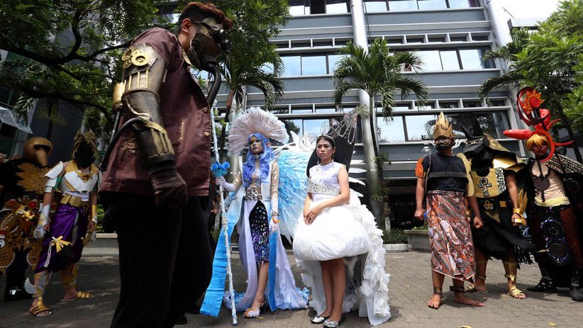 Mahasiswa di Surabaya Peragakan Busana Berbahan Limbah Teknologi