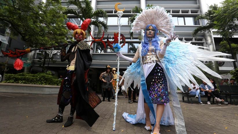 Mahasiswa di Surabaya Peragakan Busana Berbahan Limbah Teknologi