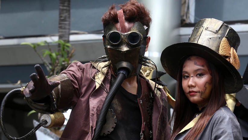 Mahasiswa di Surabaya Peragakan Busana Berbahan Limbah Teknologi