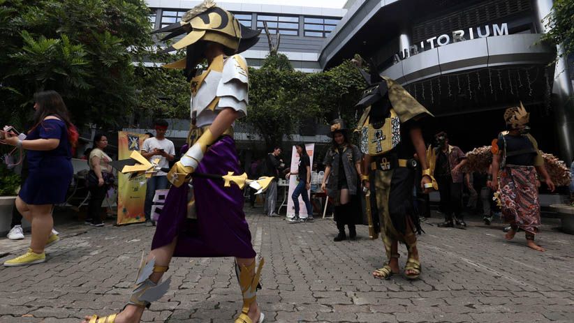 Mahasiswa di Surabaya Peragakan Busana Berbahan Limbah Teknologi