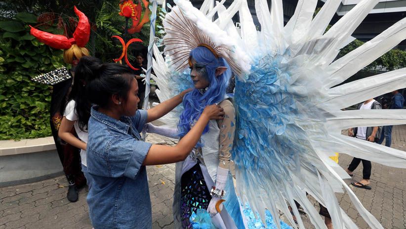 Mahasiswa di Surabaya Peragakan Busana Berbahan Limbah Teknologi - Bagian 2