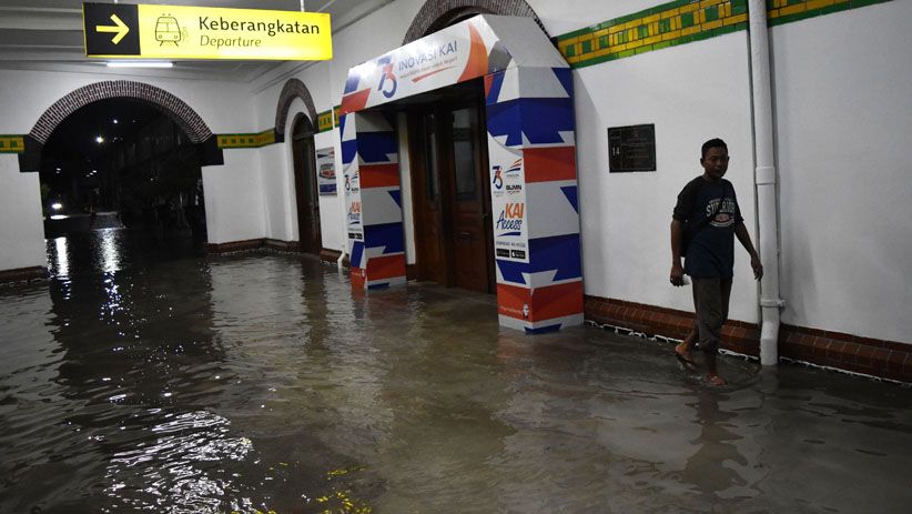 Penampakan Stasiun Tawang Semarang Terendam Banjir