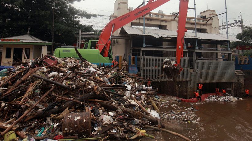 Pintu Air Manggarai Dipenuhi Tumpukan Sampah - Bagian 1