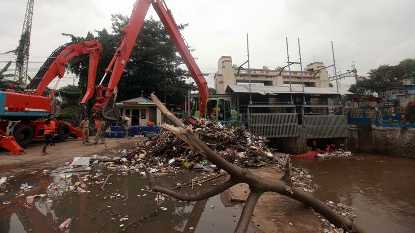 Pintu Air Manggarai Dipenuhi Tumpukan Sampah - Bagian 4