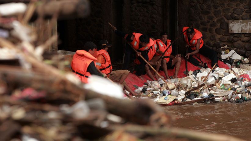 Pintu Air Manggarai Dipenuhi Tumpukan Sampah - Bagian 2
