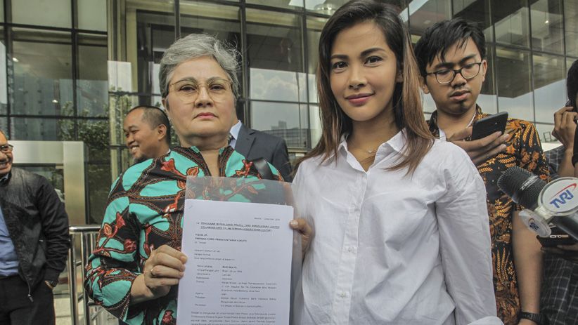 Ajukan Justice Collabolator Kasus Century, Keluarga Budi Mulya Datangi KPK - Bagian 1