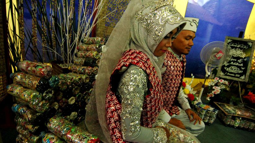 Pasangan di Tegal Menikah Pakai Busana Daur Ulang Sampah Plastik