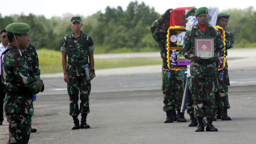 Jenazah Prajurit yang Gugur Ditembak KKB Disambut Tangisan Keluarga - Bagian 2