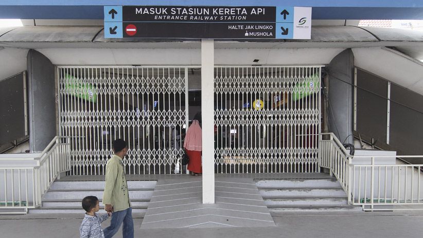Pejalan Kaki Mulai Melintasi Skybridge Tanah Abang - Bagian 3
