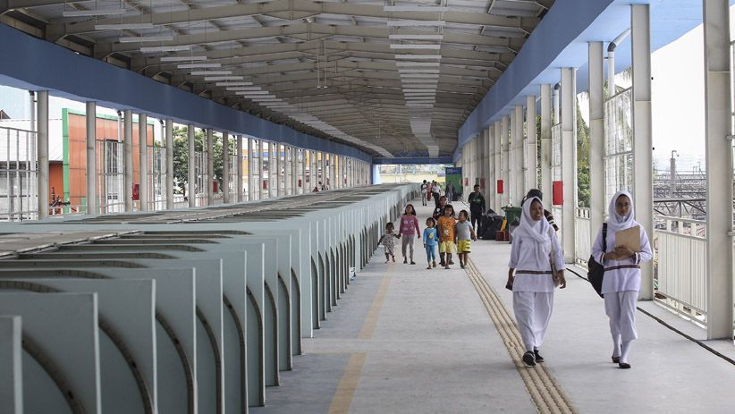 Pejalan Kaki Mulai Melintasi Skybridge Tanah Abang - Bagian 1