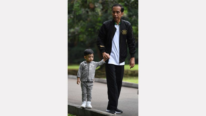 Presiden Jokowi Ajak Keluarga Jalan-Jalan di Kebun Raya Bogor - Bagian 6