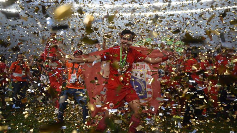 Persija Jakarta Angkat Trofi Liga 1 di Stadion GBK - Bagian 6