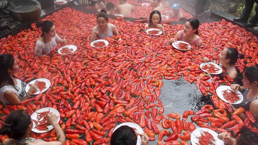 Warga China Ikut Kontes Makan Cabai Sambil Berendam di Mata Air Panas - Bagian 1