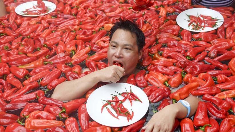 Warga China Ikut Kontes Makan Cabai Sambil Berendam di Mata Air Panas - Bagian 3