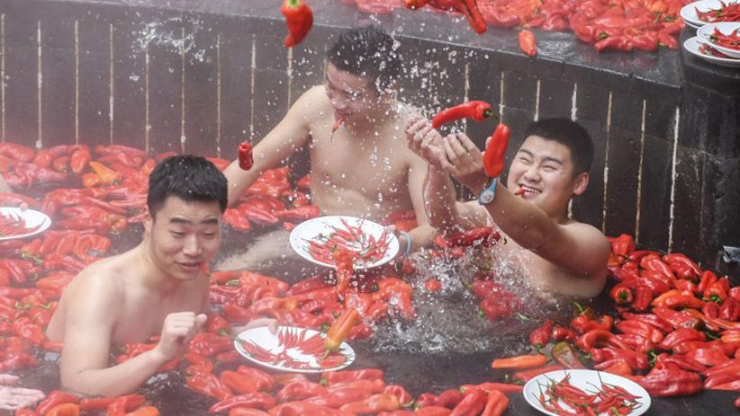 Warga China Ikut Kontes Makan Cabai Sambil Berendam di Mata Air Panas - Bagian 2