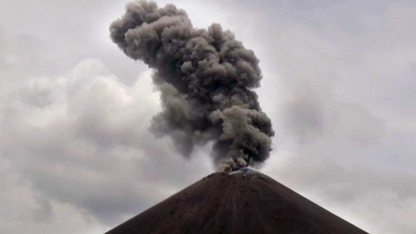 Gunung Anak Krakatau Meletus Muntahkan Abu Vulkanik Setinggi 300 Meter - Bagian 2