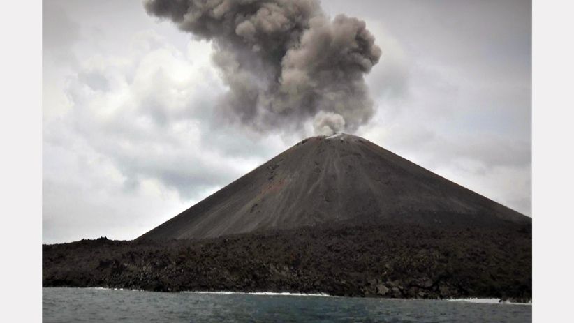 Gunung Anak Krakatau Meletus Muntahkan Abu Vulkanik Setinggi 300 Meter
