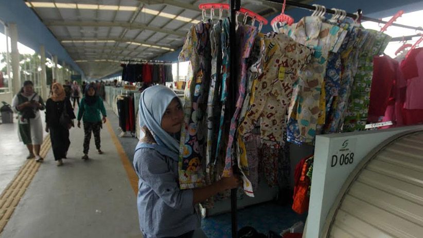 PKL Mulai Berjualan di Skybridge Tanah Abang - Bagian 6