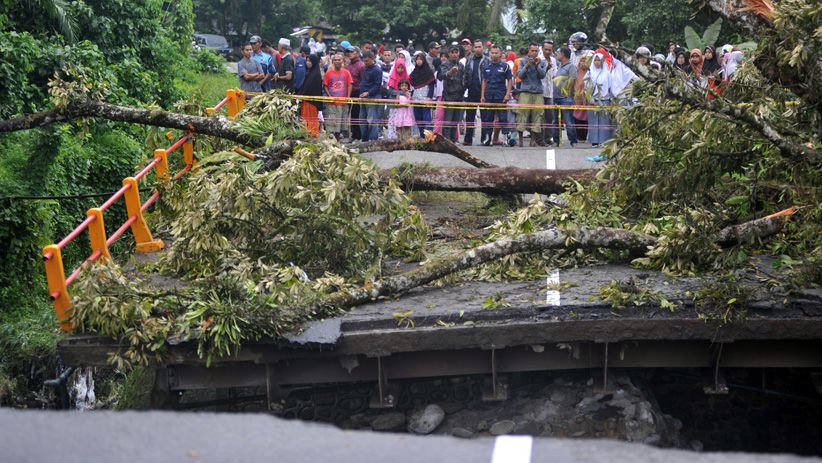 Jembatan Jalan Raya Padang Ambruk, Akses ke Bukittingi Putus - Bagian 2