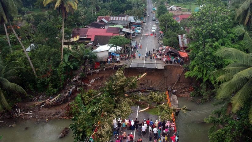 Jembatan Jalan Raya Padang Ambruk, Akses ke Bukittingi Putus