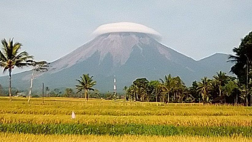 Ketika Puncak Gunung Semeru Tertutup Awan, Seperti Memakai Topi