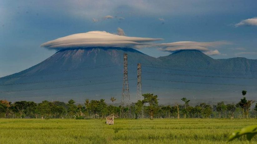 Ketika Puncak Gunung Semeru Tertutup Awan, Seperti Memakai Topi