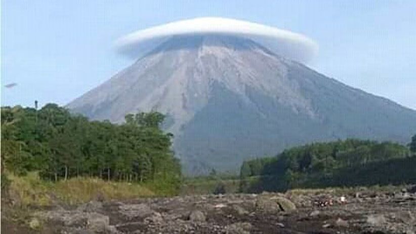 Ketika Puncak Gunung Semeru Tertutup Awan, Seperti Memakai Topi