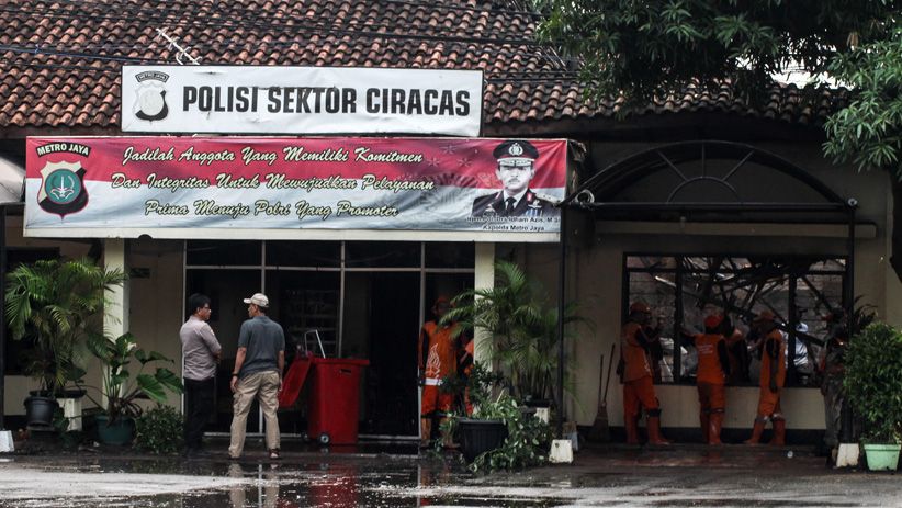 Kondisi Polsek Ciracas setelah Dirusak Ratusan Orang  - Bagian 1