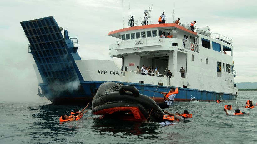 Basarnas Gelar Simulasi Penyelamatan Korban Kebakaran Kapal Laut