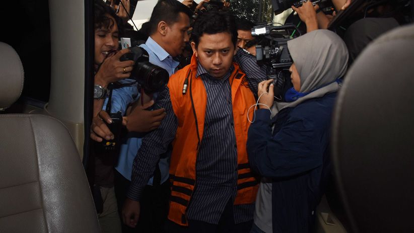 KPK Tahan Bupati Cianjur Irvan Rivano Muchtar - Bagian 3