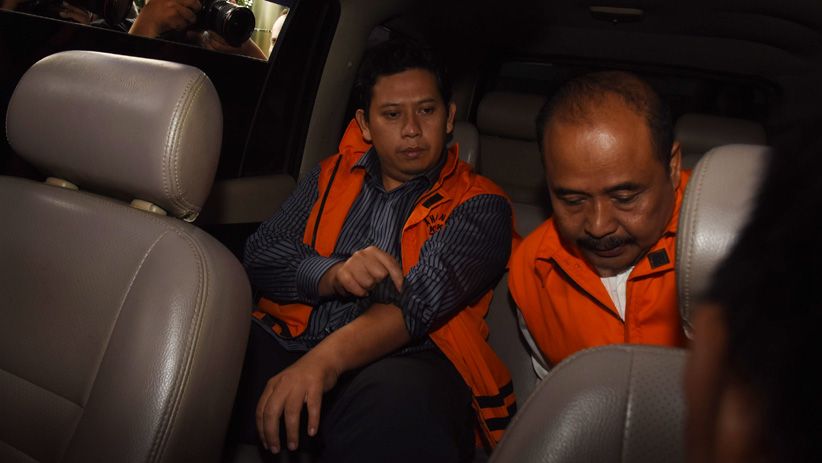 KPK Tahan Bupati Cianjur Irvan Rivano Muchtar - Bagian 1