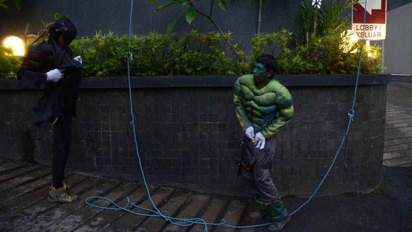 Aksi Seru Superhero Panjat Dinding The Alana Surabaya Hotel