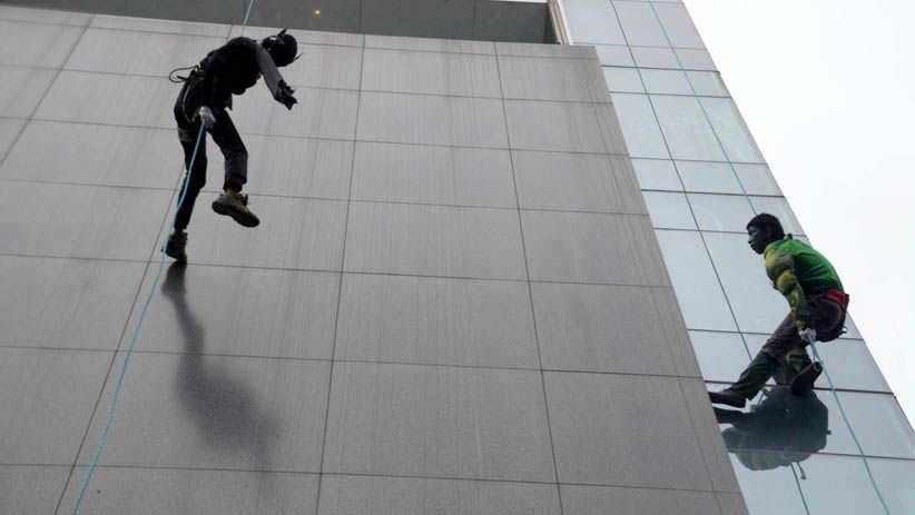 Aksi Seru Superhero Panjat Dinding The Alana Surabaya Hotel