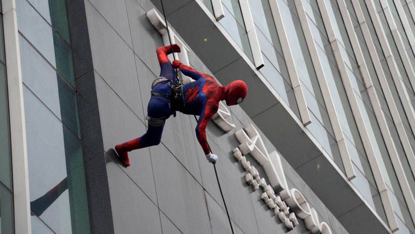 Aksi Seru Superhero Panjat Dinding The Alana Surabaya Hotel