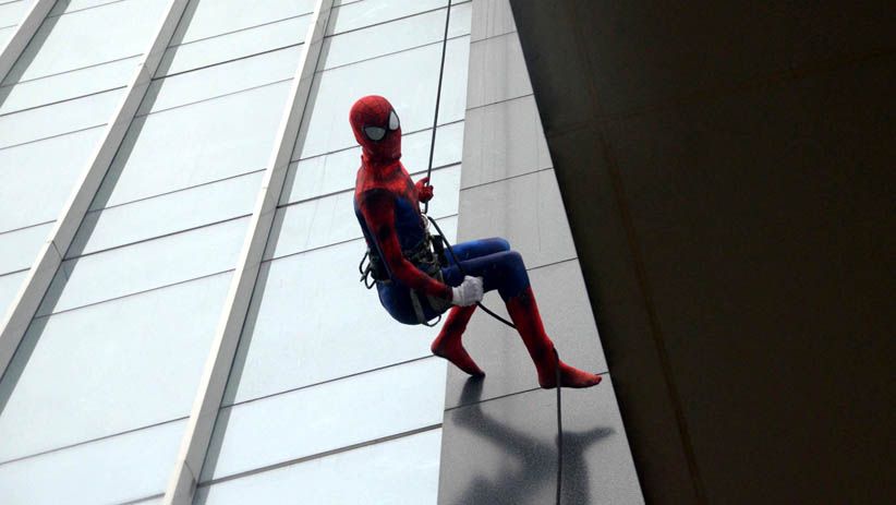 Aksi Seru Superhero Panjat Dinding The Alana Surabaya Hotel